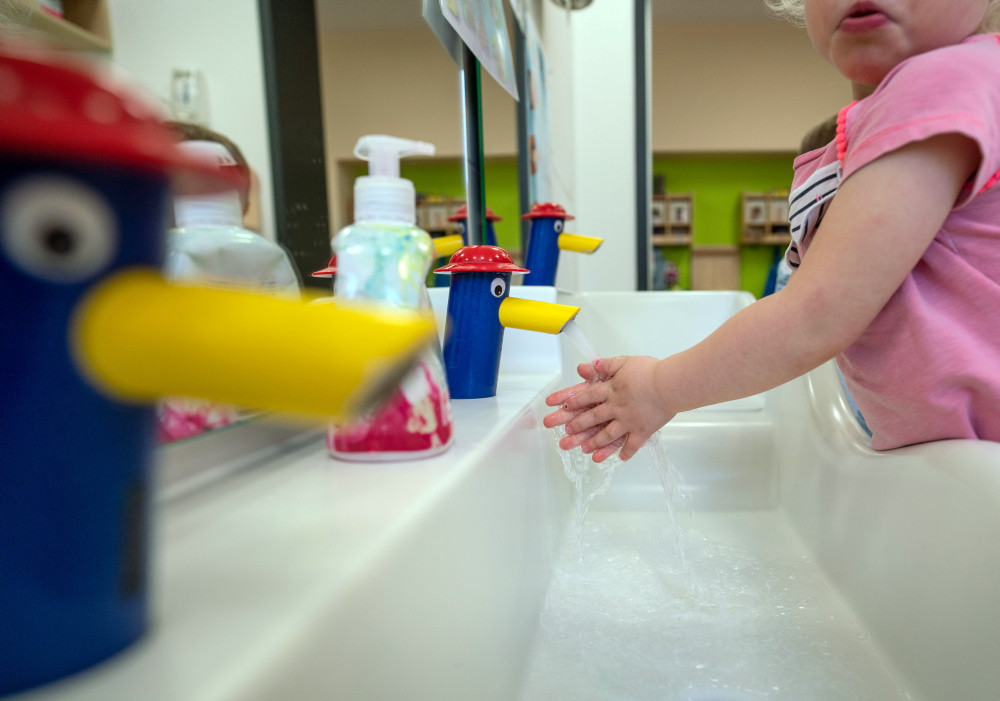 Eine hessische Studie legt nahe, dass Kindertagesstätten kein Reservoir für SARS-CoV-2 darstellen. Trotzdem gilt natürlich: Gründlich Hände waschen wie hier vorbildlich praktiziert in einer Frankfurter Kita.