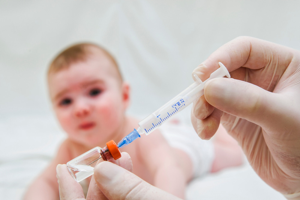 Kleinkind wird geimpft: Besonders bei den lange etablierten Impfungen gegen Diphtherie, Tetanus, Pertussis, Polio, Hib und Hepatitis B zeigen sich im sehr jungen Alter nur moderate Impfquoten.