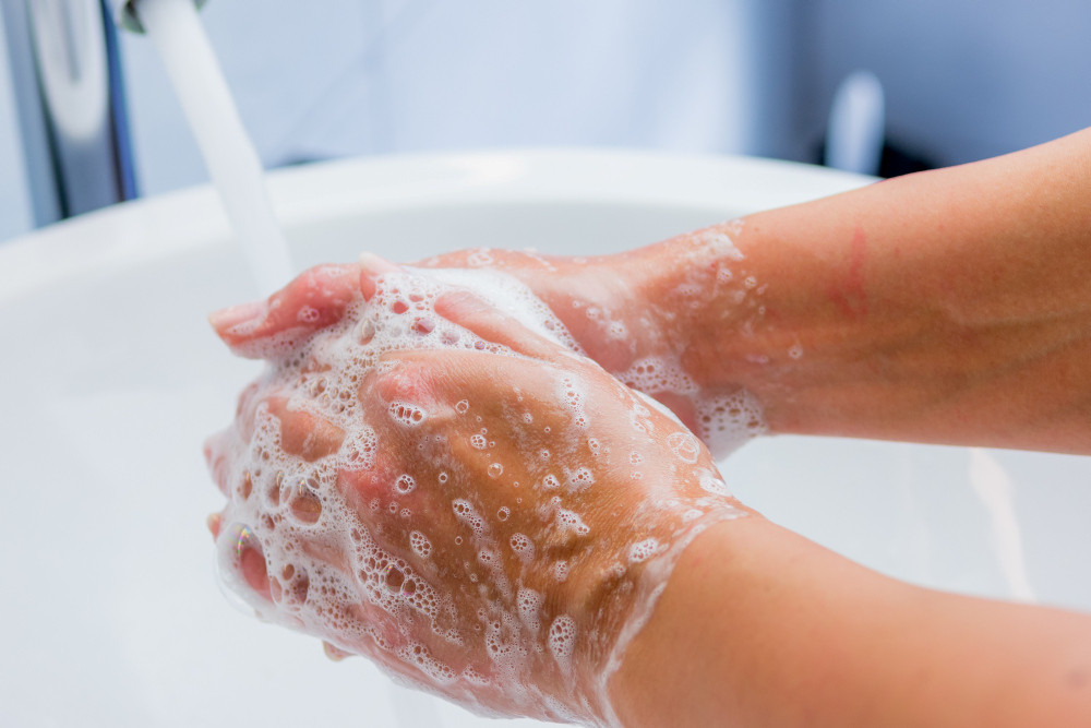 Werden Hände zu häufig mit Seife traktiert, drohen Ekzeme. Dermatologen empfehlen, mehr zu desinfizieren und anschließend mit Pflegeprodukten die Haut bei der Regeneration zu unterstützen.