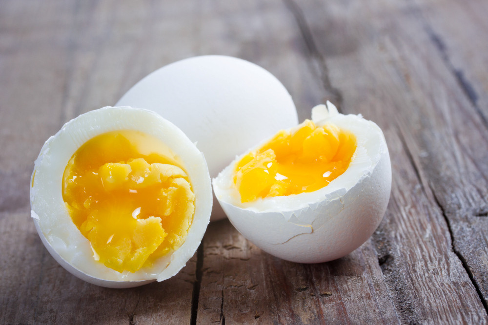 Nicht das Gelbe vom Ei? Da ein Ei etwa 186 mg Cholesterin enthält, wird dieses Produkt aus Sorge um Herz und Gefäße oft gemieden.