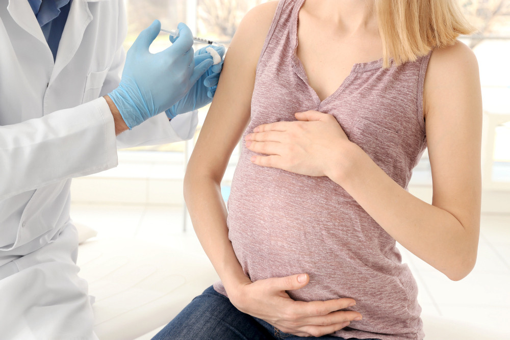 Schwangere sollten möglichst früh im 3. Trimenon gegen Pertussis geimpft werden.