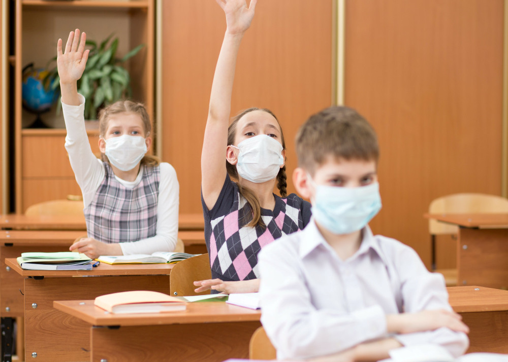 Schüler mit Mund-Nasen-Schutz im Unterricht