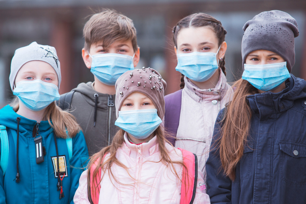 Diese Kinder setzen im Schulalltag auf Op-Masken. FFP2-Masken sollten eher nicht getragen werden, sie verfügen über keinen ausreichenden Atemkomfort, sagt die Stiftung Warentest.