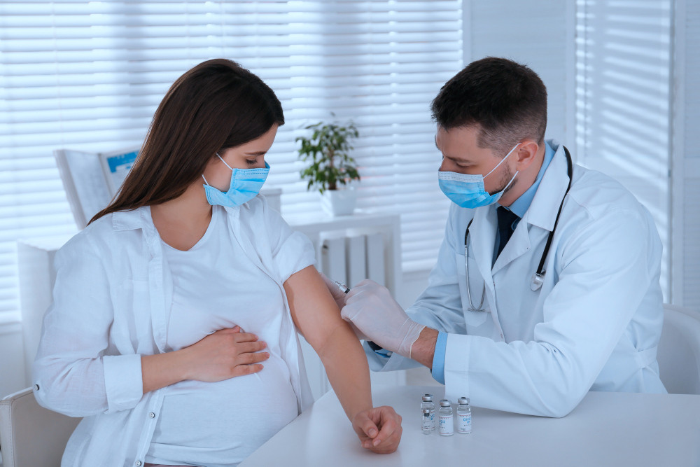 Schwangere ab dem 2. Trimenon gehören jetzt offiziell zu den Zielgruppen für die COVID-Impfung.