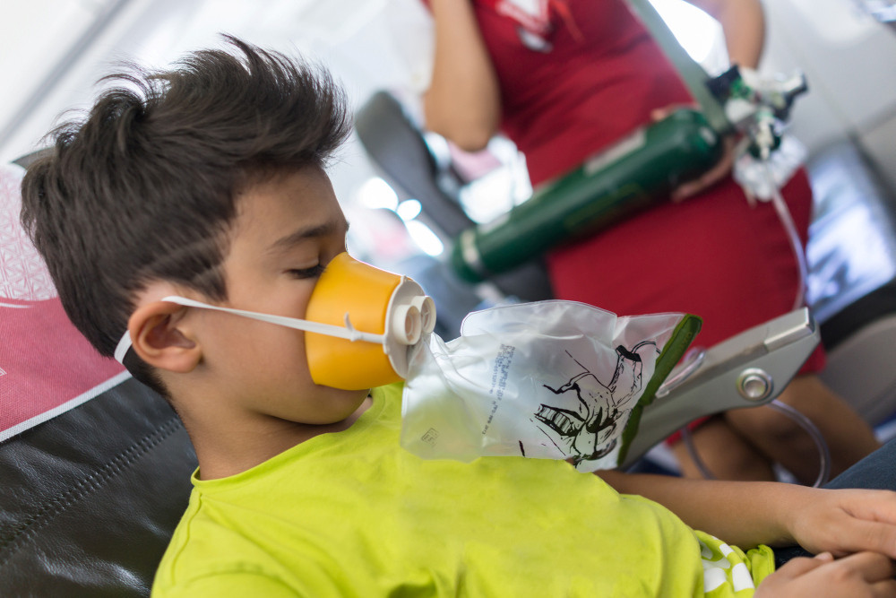 Notfallsituation an Bord: Respiratorische Beschwerden wie Atemnot, Asthmaanfälle oder Bronchospasmen gehören zu den häufigsten Auslösern für medizinische Notfälle in Flugzeugen.
