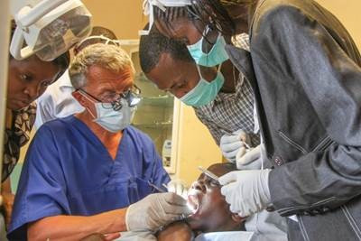 DfA-Gründer Dr. Hans-Joachim Schinkel bei einem zahnärztlichen Einsatz in Kenia. 