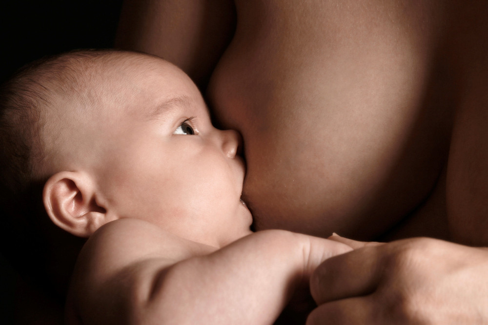 Muttermilch: Die enthaltenen Proteine stärken Darmflora und Immunsystem und können vor Darmkerkrankungen und Adipositas schützen