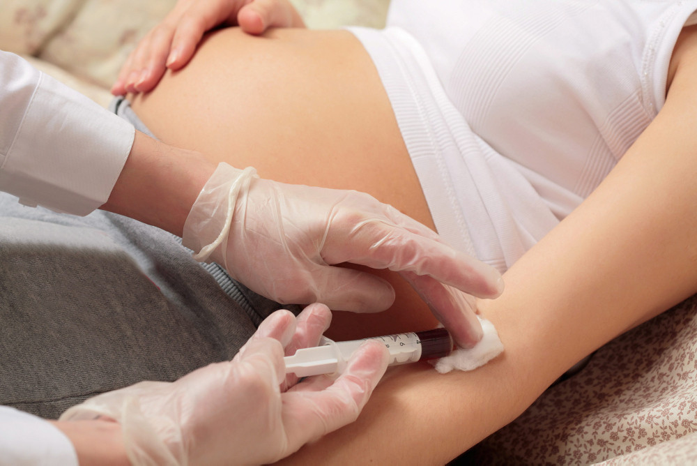 Der Bundestag will klären, wie weit der Einfluss von molekulargenetischen Testverfahren in der Schwangerschaft reichen soll.