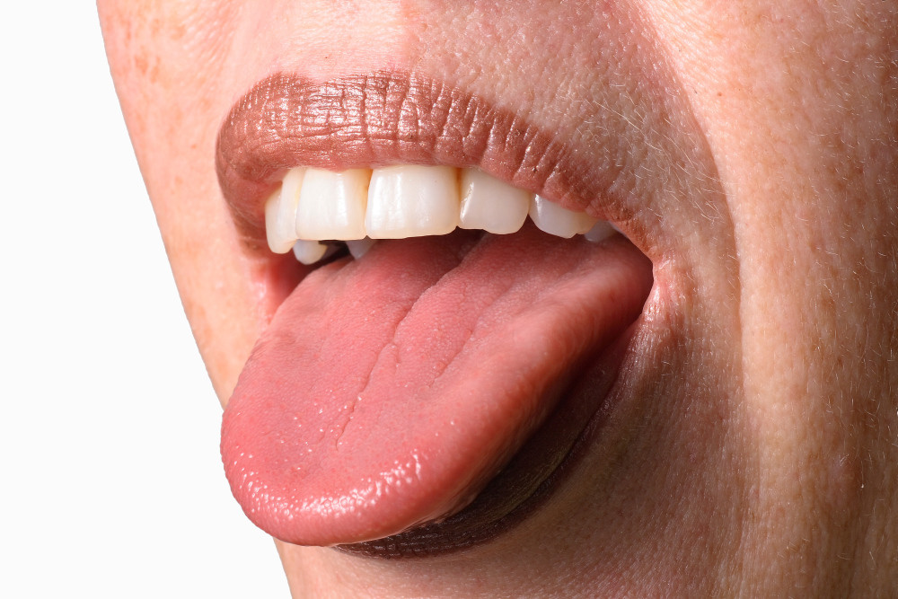 Frau streckt Zunge raus