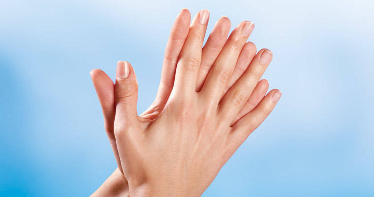 Schritt 3: Handfläche auf Handfläche mit verschränkten, gespreizten Fingern