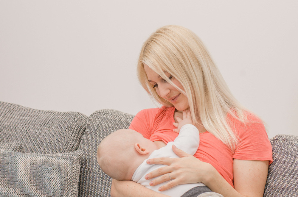 Muttermilch, auch wenn sie nur in kleinen Mengen gefüttert wird, kann Säuglinge davor schützen, harten Stuhl zu bekommen.