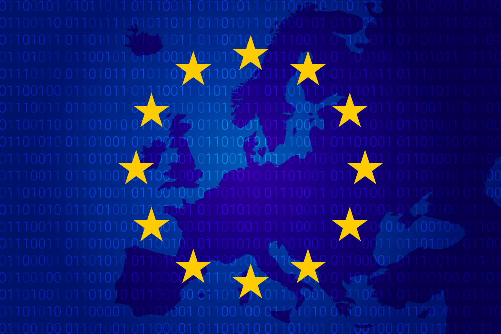 EU-Flagge, Europa-Karte im Hintergrund