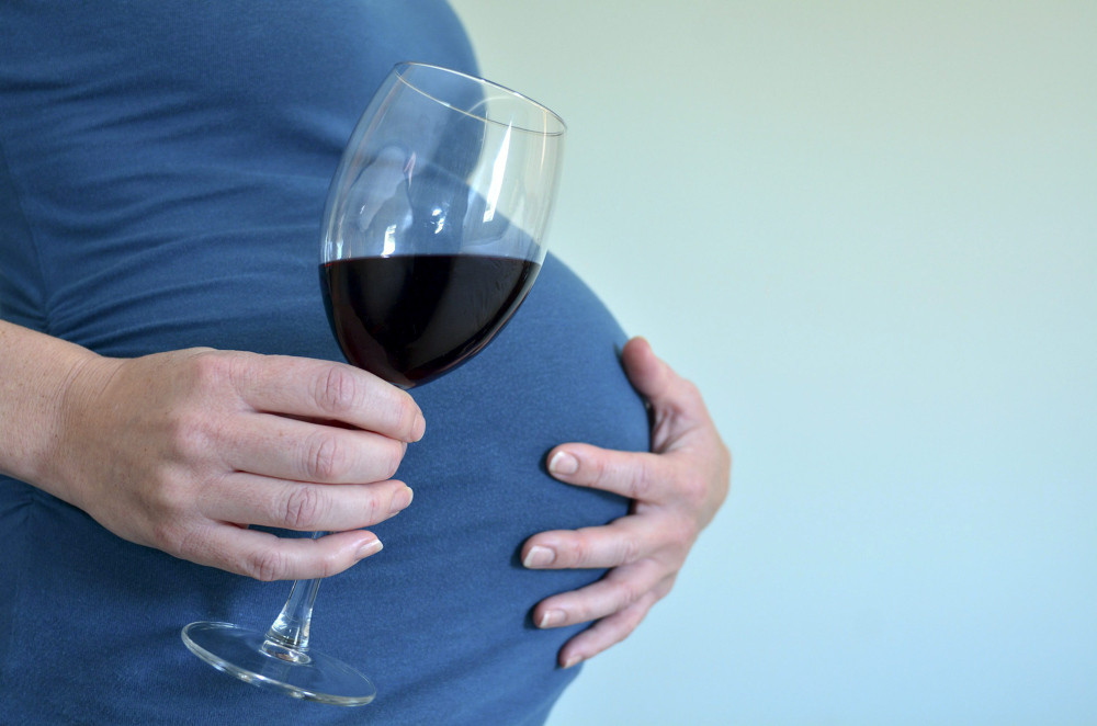 Trotz aller Warnungen ist Alkohol bei Schwangeren weit verbreitet.