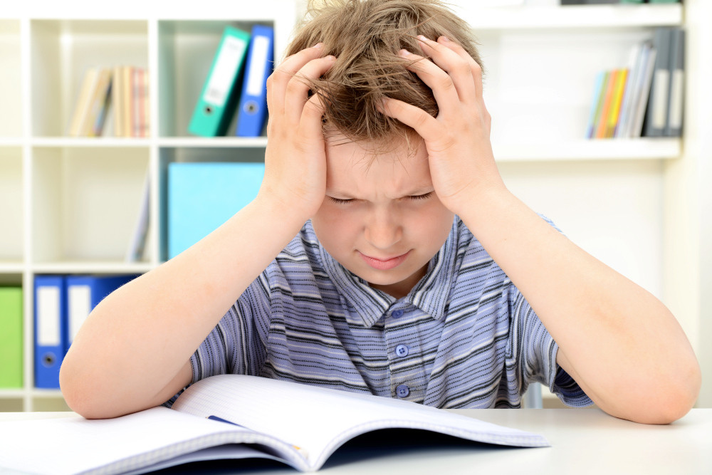 Besteht eine Assoziation zwischen Kopfschmerzen und Defiziten in der Schule? Vieles läßt sich einer Studie zufolge wohl auch auf Alter, sozioökonomische Faktoren und Begleiterkrankungen zurückführen.