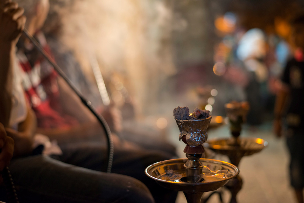 Palästinenser rauchen Shisha in Straßencafe in Jerusalem