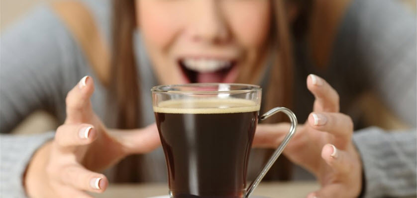 Zugreifen – oder vielleicht doch besser stehen lassen? Vorteile und genauso auch potenzielle gesundheitliche Probleme durch Kaffee und Koffein sind immer wieder Forschungsthema.