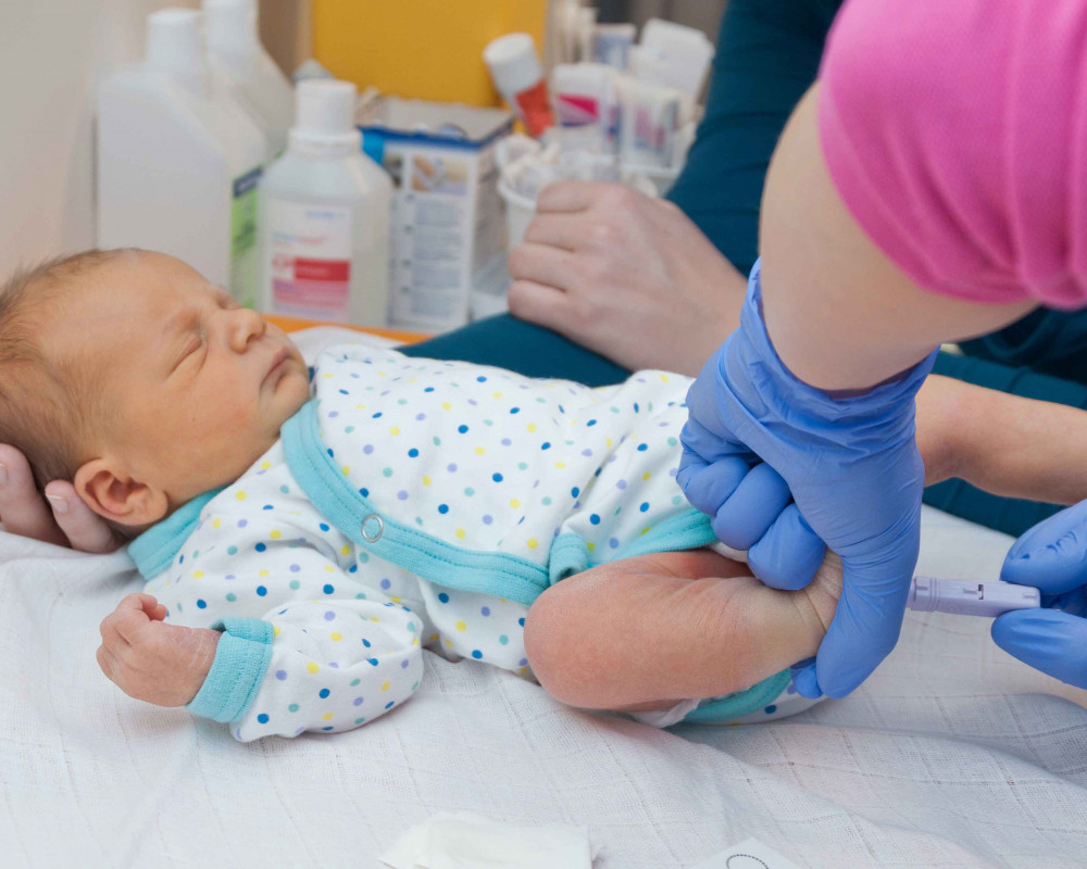 Ein Blutstropfen genügt: Das Neugeborenenscreening ermöglicht eine frühe Diagnose und Behandlung von angeborenen Stoffwechsel- und Hormonstörungen.