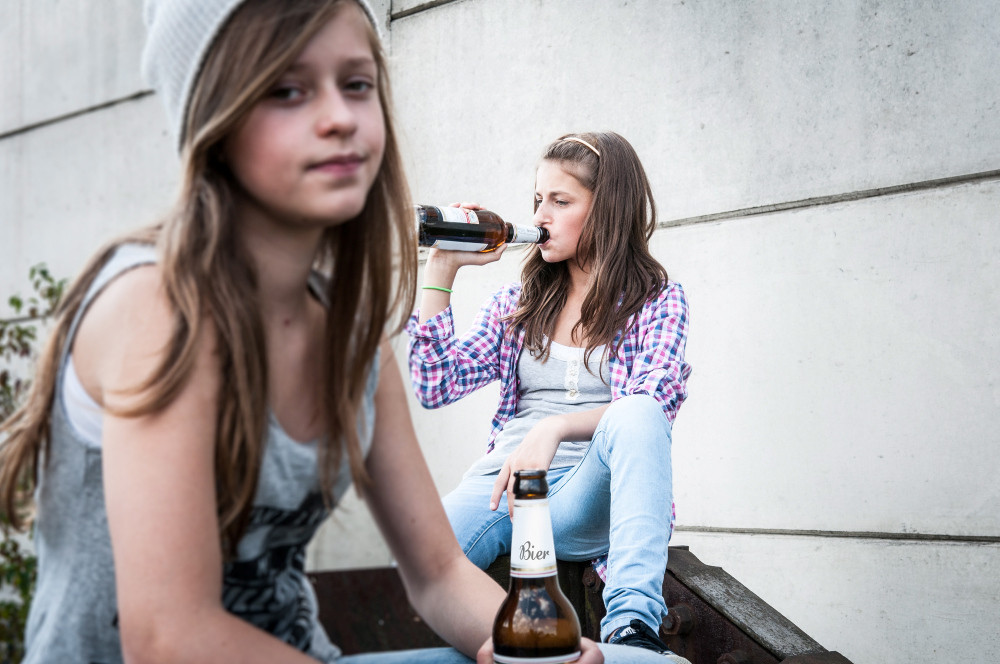 Zwei junge Mädchen mit Bierflaschen