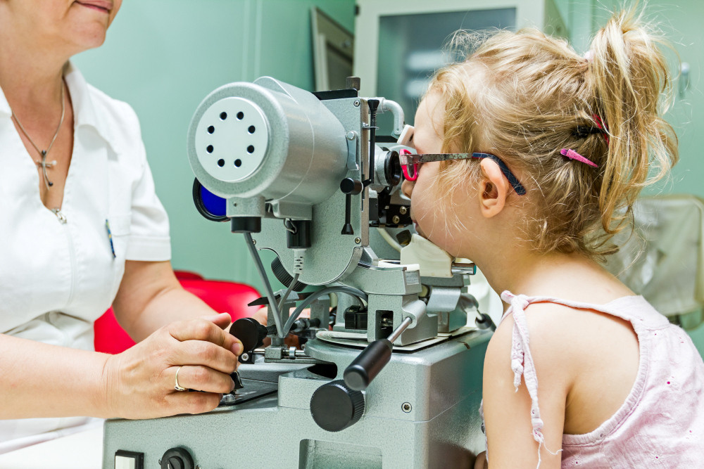 Mädchen wird von einer Augenärztin untersucht