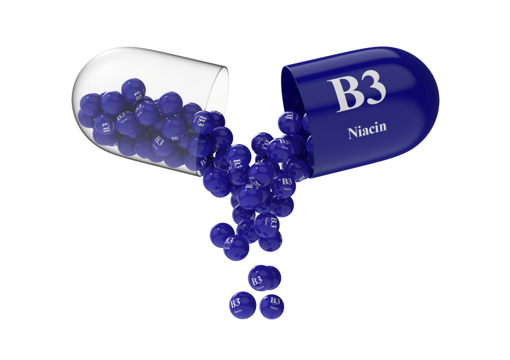 Blau-durchsichtige Kapsel aus der Kugeln mit Aufschrift B3 Niacin rausfallen
