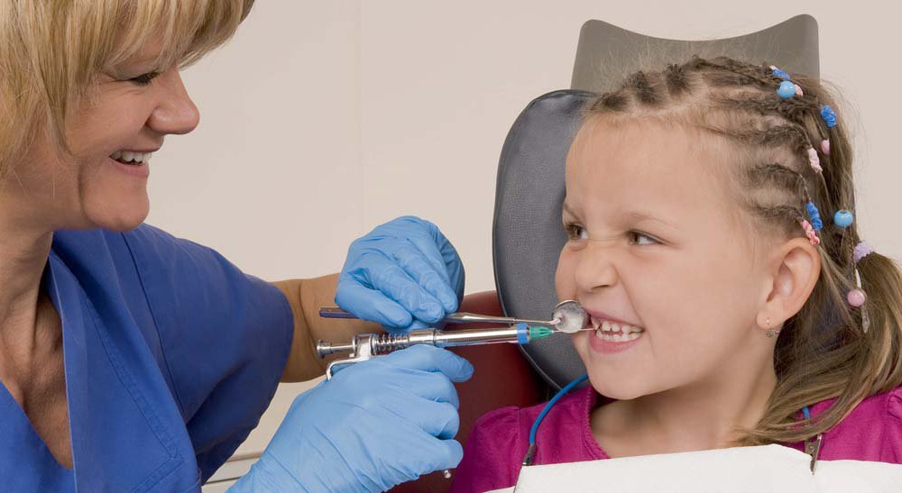 lachendes Mädchen beim Zahnarzt