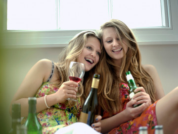 Sorgloses Trinken? Wenn es nach dem Willen des EU-Parlamentes geht, sollen auf Weinflaschen und anderen Alkoholikagebinden in Zukunft „Gesundheitsinformationen“ stehen, die die Verbraucher über die Gefahren des Alkoholkonsums aufklären.