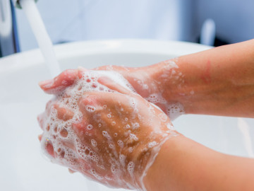 Werden Hände zu häufig mit Seife traktiert, drohen Ekzeme. Dermatologen empfehlen, mehr zu desinfizieren und anschließend mit Pflegeprodukten die Haut bei der Regeneration zu unterstützen.