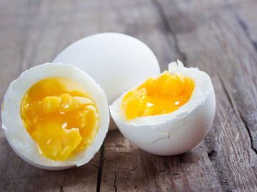 Nicht das Gelbe vom Ei? Da ein Ei etwa 186 mg Cholesterin enthält, wird dieses Produkt aus Sorge um Herz und Gefäße oft gemieden.