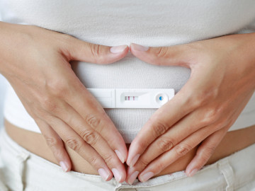 Schwangerschaftstest positiv: Frauen mit Diabetes sind spätestens jetzt an ein erfahrenes Zentrum zu überweisen.