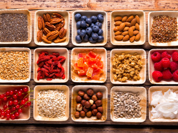 Superfoods: Samen, getrocknete Früchte, Nüsse