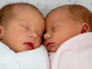 schlafende Zwillinge - Jedes 42. Neugeborene ist ein Zwilling. In Deutschland sogar jedes 27.