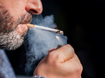 Rauchen ist aktuellen Daten zufolge weltweit der stärkste Risikofaktor für krebsbedingten Tod oder gesundheitliche Beeinträchtigung. Besonders häufig betroffen sind unter anderem Menschen in Mittel- und Westeuropa.
