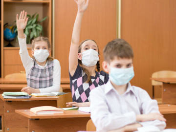 Schüler mit Mund-Nasen-Schutz im Unterricht