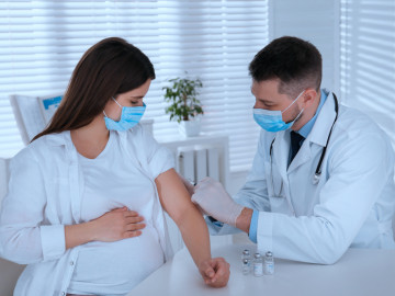 Schwangere ab dem 2. Trimenon gehören jetzt offiziell zu den Zielgruppen für die COVID-Impfung.