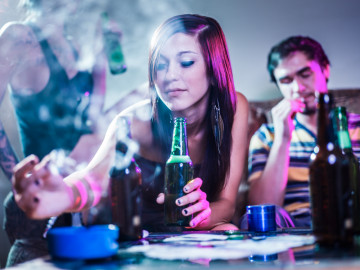 Rauchende Teenies trinken Alkohol