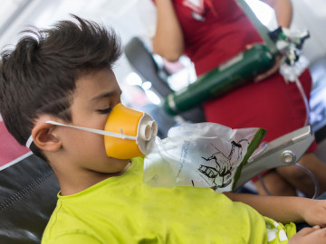 Notfallsituation an Bord: Respiratorische Beschwerden wie Atemnot, Asthmaanfälle oder Bronchospasmen gehören zu den häufigsten Auslösern für medizinische Notfälle in Flugzeugen.