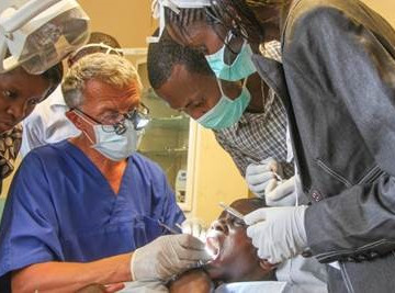 DfA-Gründer Dr. Hans-Joachim Schinkel bei einem zahnärztlichen Einsatz in Kenia. 