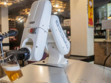 Ein Roboterarm schenkt in der Bar La Gitana Loca in Sevilla ein Bier ein. Der Roboterarm wurde installiert, um den Kontakt zwischen Personal und Kunden zu reduzieren und eine Infektion mit Coronavirus zu verhindern.