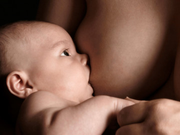Muttermilch: Die enthaltenen Proteine stärken Darmflora und Immunsystem und können vor Darmkerkrankungen und Adipositas schützen