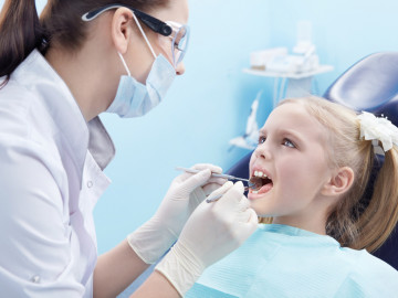 Mädchen bei der Zahnärztin