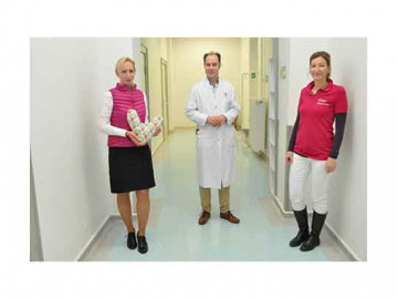 Esther Irmer (Verein Brustkrebssprotten), Professor Nicolai Maass vom UKSH in Kiel und Onkolotsin Peggy Adeberg (von links) freuen sich, dass das Gesprächsangebot für an Brustkrebs erkrankte Frauen gut angenommen wird.