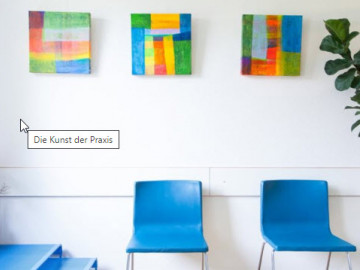 Blautöne wirken beruhigend: Im Wartezimmer des Kardiologen Dr. Nils Jonas aus Heitersheim sind Bilder der Malerin Gerlinde Dettling zu sehen.