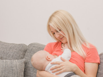 Muttermilch, auch wenn sie nur in kleinen Mengen gefüttert wird, kann Säuglinge davor schützen, harten Stuhl zu bekommen.