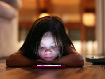 Soziale Auffälligkeiten und motorische Defizite: Das machen Pädiater gehäuft bei Kindern aus, die zu viel Zeit mit der Nutzung von Handys und Tablets verbringen.
