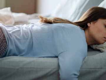 Kann ausreichender erholsamer Schlaf in jungen Jahren, der für eine adäquate Immunfunktion erforderlich ist, womöglich einer MS vorbeugen? 