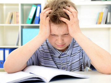 Besteht eine Assoziation zwischen Kopfschmerzen und Defiziten in der Schule? Vieles läßt sich einer Studie zufolge wohl auch auf Alter, sozioökonomische Faktoren und Begleiterkrankungen zurückführen.