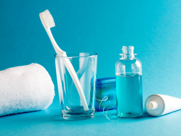 Alles, was man zum Zähneputzen braucht: Zahnbürste, Zahnseide, Zahnpasta, Mundspüllösung