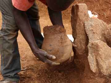 Ausgrabung eines Nok-Gefäßes am Fundplatz Ifana 3.
