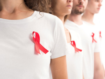 Gruppe von Menschen mit Aids-Schleife