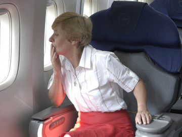 Frau sitzt im Flugzeug